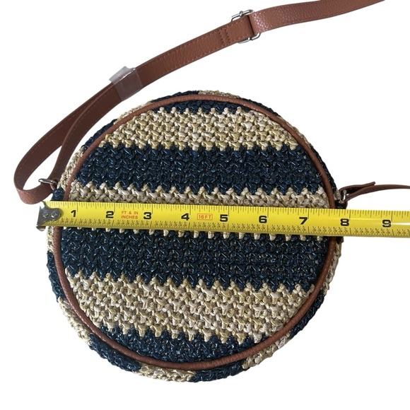 Thirty One Jewell Round Canteen Style Crossbody Purse Tan Navy Striped Straw NWT - Picture 5 of 16